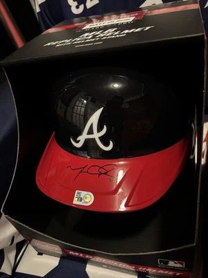 Подлинный полноразмерный шлем ватина с автографом Мэтта Олсона из Braves аутентификация MLB - Изображение 1 из 3