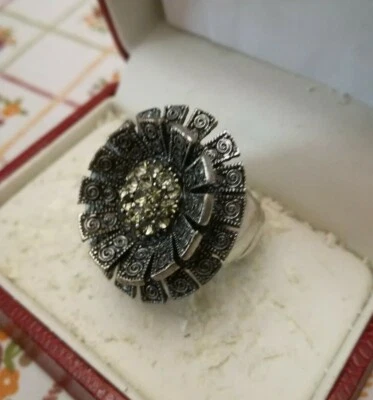 ANELLO DONNA FIORE GRANDE COLOR ARGENTO LAVORATO E ZIRCONI ELASTICO NUOVO - Immagine 1 di 4