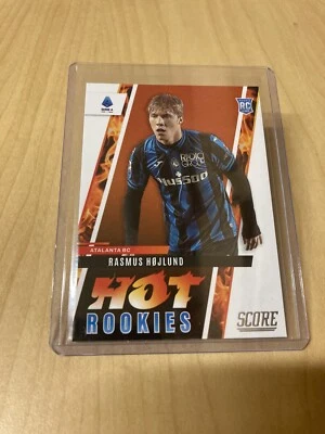 2022-23 Panini Score Serie A Rasmus Hojlund RC Rookie HOT ROOKIES Insert #6 - Image 1 of 4