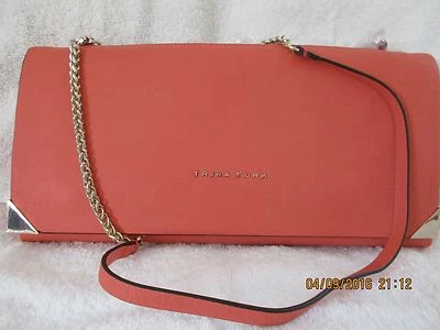 BOLSO DE MANO/HOMBRO GRANDE TRINA TURK NUEVO CON ETIQUETAS CUERO CORAL CON CORREAS DE CADENA DORADA  Foto 1 de 4