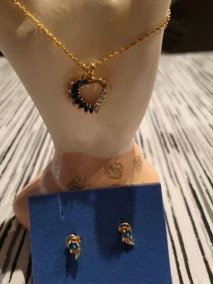 Juego de collar y pendientes corazón piedra natal diciembre tono dorado Avon  Foto 1 de 4