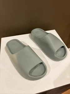 Yeezy Slides Salt men’s size 9 - Picture 1 of 6