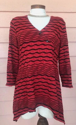 TIANELLO V-NECK SHARKBITE TUNIC TOP Sz M Red and Black Soft Crinkle Knit Blouse Foto 1 de 4