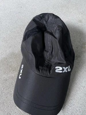 Sombrero negro para correr/ciclismo 2XU Foto 1 de 4