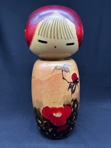 Vintage 70er Jahre "Winter Kamelie" 12" Kokeshi Puppe signiert Masao Watanabe 1917-2007 - Bild 1 von 9