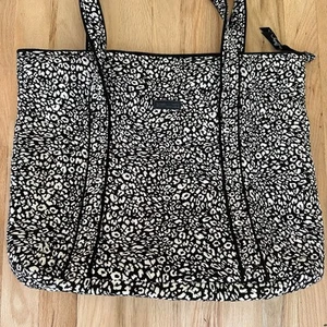 Vera Bradley große Tasche Schultertasche schwarz-weiß Muster im Ruhestand - Bild 1 von 15
