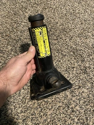 2007-2021 TOYOTA TUNDRA SEQUOIA JACK 09111-0C050 OEM - Image 1 of 4