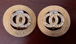 "Pendientes de clip vintage redondos tono dorado y diamantes de imitación círculos entrelazados 1 y 3/8""" - Imagen 1 de 3