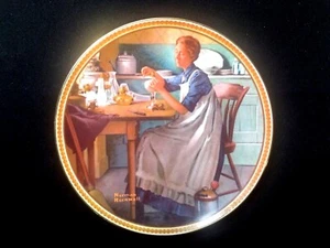 Working in the Kitchen Norman Rockwell Edwin Knowles Gold Gilt Plate w/ COA - Picture 1 of 9
