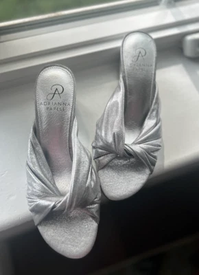 Adrianna Papel Brillante Plata Tacones Con Nudo Foto 1 de 4