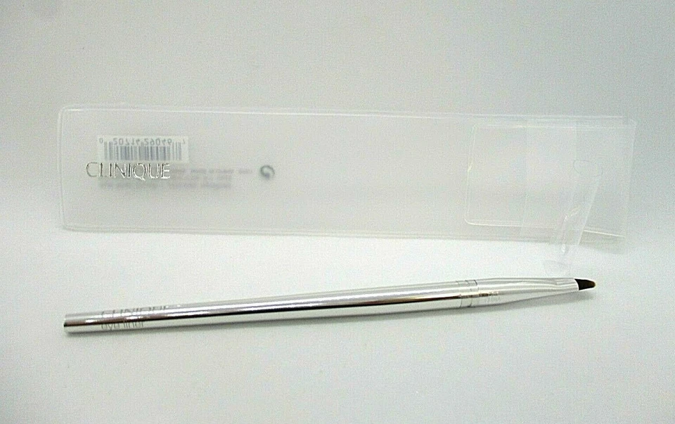 Cepillo delineador de ojos Clinique con cubierta de plástico Foto 1 de 1