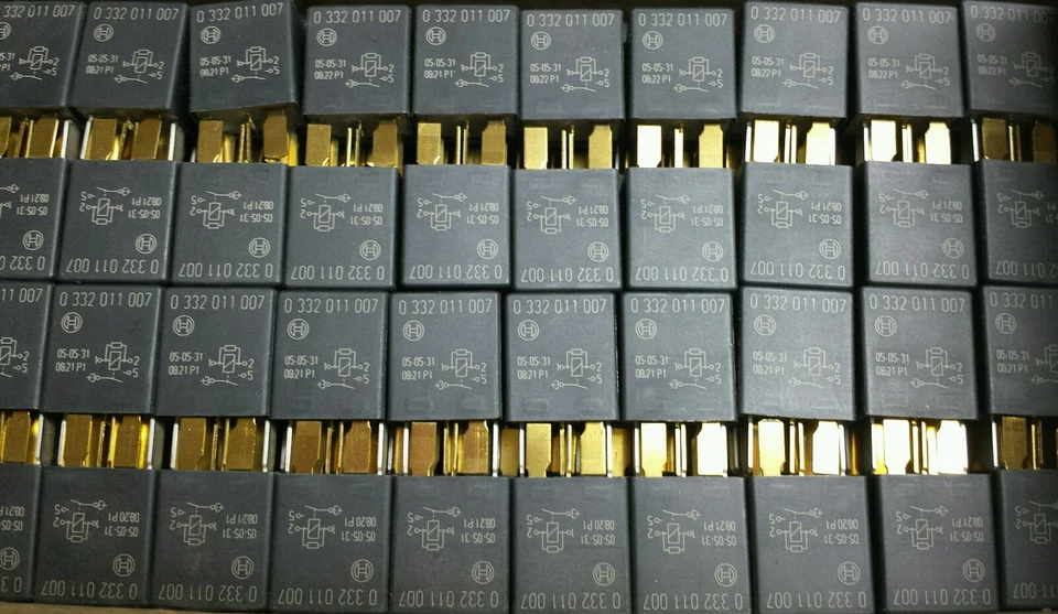100-piece BOSCH RELAY 0 332 011 007 >PBT-GF30< 12V - Image 1 of 4