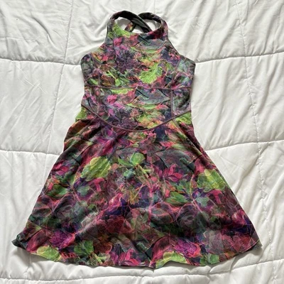 Женское теннисное платье Lululemon размер 8 с ярким цветочным узором Court Crush розовое встроенный бюстгальтер - Изображение 1 из 4