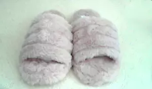 Charles Albert Soft Blush Faux Fur Women Slippers Size Small 5-6M Rub Bottoms - Picture 1 of 4