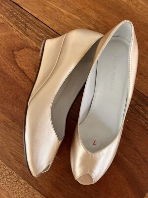 NOVO BRUNO MAGLiI Peep Toe Bombas CUNHA DE COURO Dourado Tamanho 7B BRASIL Não Usado! - Imagem 1 de 4