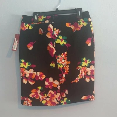 Falda elástica Merona talla 10 Estampado floral en negro Cremallera forrada Foto 1 de 4