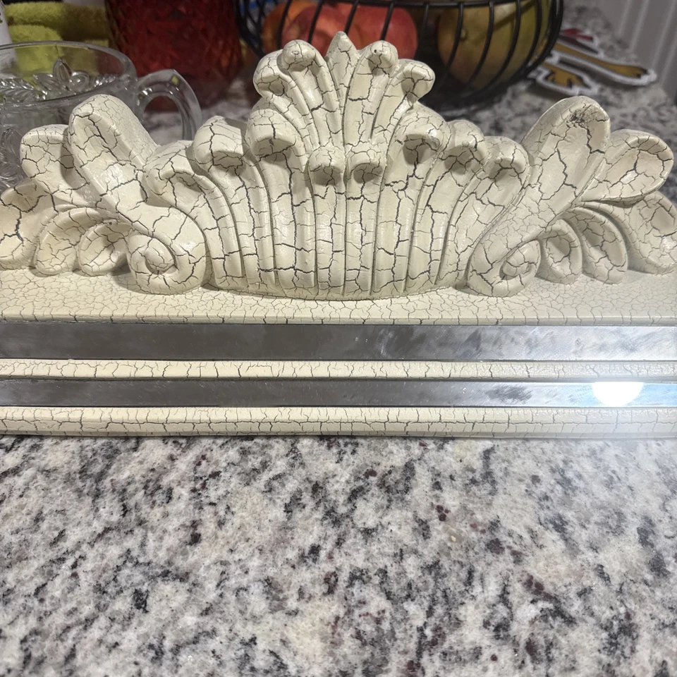 Beautiful Detailed Shelf  Victorian Style  Foto 1 de 1