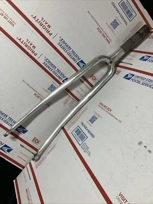 Horquilla de bicicleta de carretera de aleación de aluminio adherida Trek Design 700c de colección 1” 700 Foto 1 de 4