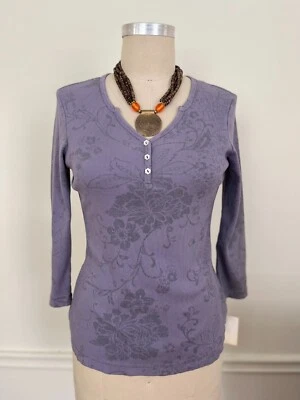 Blusa Top Henley Me & Ko 3 Botones Frontales para Mujer. Salvia, caqui, glicina Foto 1 de 4
