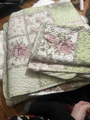 Edredón tamaño queen con 2 fundas de almohada a juego  Foto 1 de 4