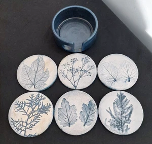 Juego de Posavasos Firmado Artesanal Impresión Hoja Porcelana Cerámica Arte Azul 7 Piezas - Imagen 1 de 7