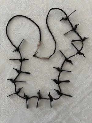 Seri 印度项链带鸟类雕刻黑珊瑚 Armando Torres 著 — 第 1/3 张图片