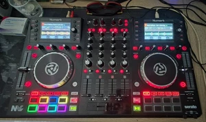Numark NVII (NV2) DJ Controller/ -4 Kanal, Mixer, Serato DJ - Bild 1 von 3