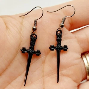 Orecchini pendenti con ciondolo spada, acciaio inox  - Foto 1 di 2