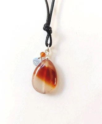 Ciondolo con agata a goccia corniola, argento 925 ematite argentata e cordoncino - Immagine 1 di 4