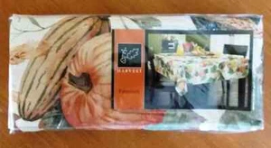 Kohl's Ernte Tischdecke 60" x 80" KÜRBISSE SORTE OBST - NEU IN VERPACKUNG - Bild 1 von 2