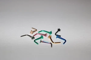 Set 8 X Naso Curvo Piercing Naso Anodizzato Nero Argento Oro Stella Star - Foto 1 di 1