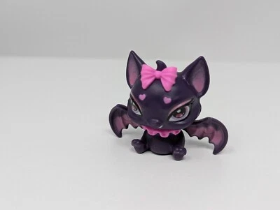 Figura de murciélago mascota de Draculaura de MONSTER HIGH, púrpura oscuro con lazo rosa y volante Foto 1 de 4