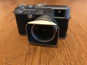 Fotocamera digitale Fujifilm X100 - Argento - con Squarehood, impugnatura e altro - Foto 1 di 20