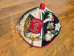 CAPPELLO HIKING BEANIE berretto club escursionistico tedesco con spille ricordo VINTAGE anni '50 - Foto 1 di 5
