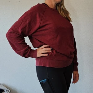 Sudadera Free People Movement Borde Envejecido Borgoña Vino Cuello Redondo Mediana. - Imagen 1 de 6