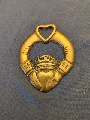 老式爱尔兰 CLADDAGH 符号 LOVE Loyalty FRIENDSHIP 黄色黄铜 3.75" T 3" W — 第 1/4 张图片