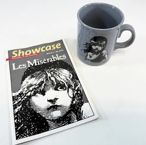 Taza de café gris Les Miserables 1986 CMOL con vitrina programa Playbill - Imagen 1 de 11