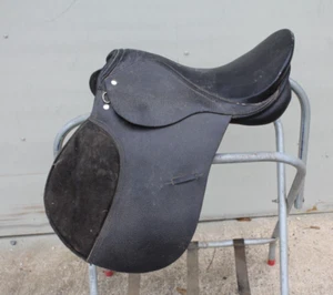 English Saddle Lesson Training Leather Jumping 17" Cambridge Black Knee Roll - Picture 1 of 11