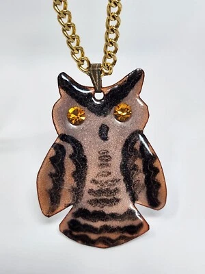 着色猫头鹰吊坠项链棕色黑色珐琅橙色水钻眼睛 30 英寸链 — 第 1/4 张图片