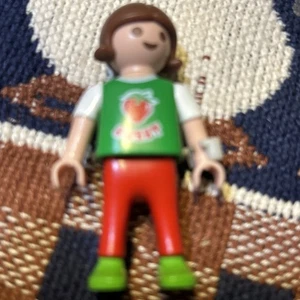 🔥Figura Playmobil NIÑA MODERNA CON PELO Brn + Fresa Dulce + PANTALONES ROJOS Bin26 - Imagen 1 de 3