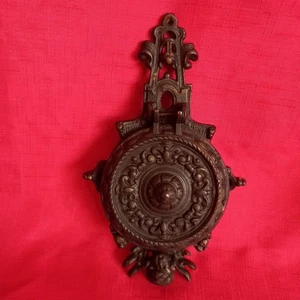 AFFASCINANTE BATTIPORTA STILE VINTAGE, IN METALLO FUSO, CON DESIGN ROCOCÒ/CHERUBINO - Foto 1 di 4