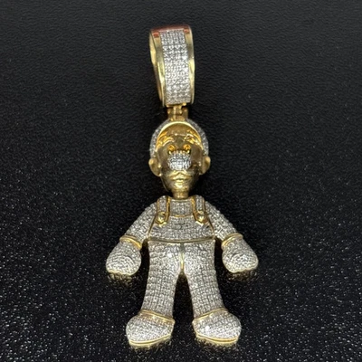 Real Moissanite Men's 2Ct Round Cut Luigi Charm Pendant 14k Yellow Gold Plated — 第 1/4 张图片