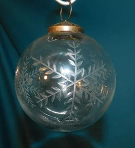 ALTE WEIHNACHTSKUGEL AUS MUNDGEBLASENEM GLAS GESCHLIFFEN EGLOMERIERT. ø 95 mm . PARDON - Bild 1 von 8