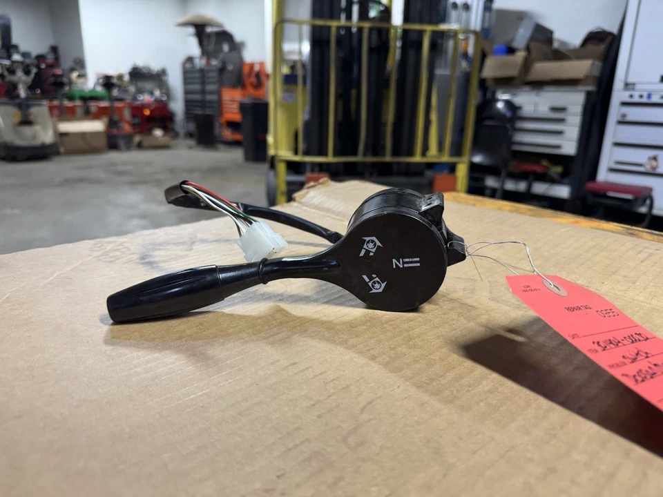 GOOD USED DOOSAN FORKLIFT SWITCH ASSY - DIRECTION-E/G 1~4 (301404-00030) - Image 1 of 4