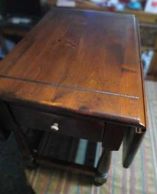 Mesa auxiliar Ethan Allen Old Tavern pino hoja caída (EA-70) Foto 1 de 4