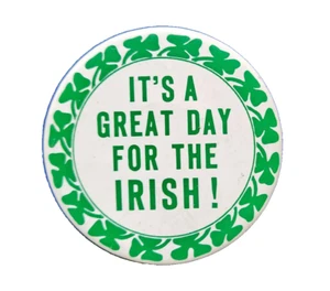 PIN BOTÓN San Patricio Vintage ES UN GRAN DÍA PARA LOS IRLANDESES 3" 1980 Pinback - Imagen 1 de 2