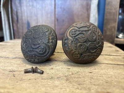 Antiguo juego de perillas de puerta de hierro fundido ornamentadas en relieve de metal vintage en relieve únicas Foto 1 de 4