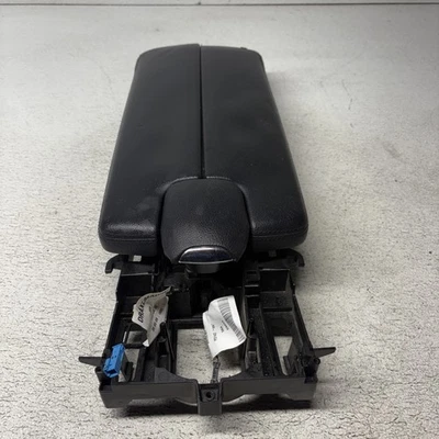 10-13 MERCEDES BENZ E350 W212 Consola central delantera Cuero Negro Apoyabrazos Tapa OEM Foto 1 de 4