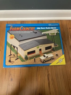 1993 ERTL JOHN DEERE DEALERSHIP 1/64 #5695 Farm Country New Building - Image 1 of 4