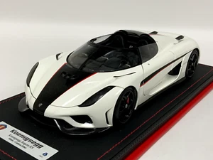1/18 AutoArt Koenigsegg Regera weiß/schwarz Carbon 79027 maßgeschneiderte Lederbasis - Bild 1 von 10